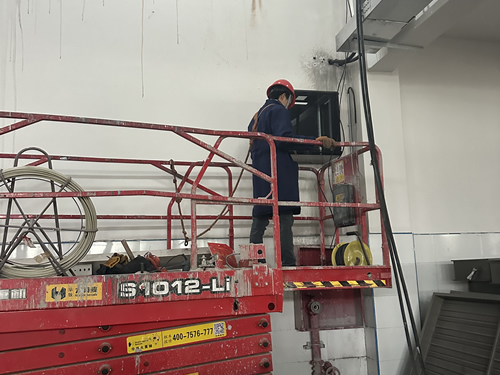 甘源安装机柜，升降平台高空作业